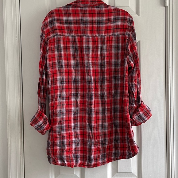 Gap Woman’s button down red plaid shirt! Size Small! - Picture 2 of 5